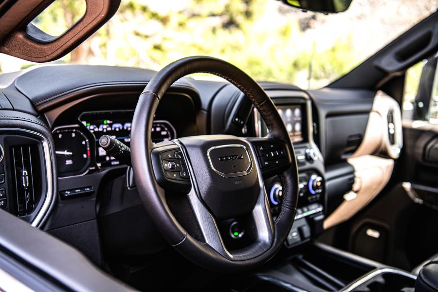 Интерьер GMC Sierra 2500 HD Denali Crew Cab 2019 года  (фото 12 из 40)